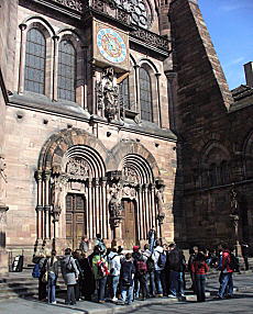 Vor dem romanischen S&uuml;dportal des Stra&szlig;burger M&uuml;nsters