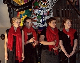 Die Sch&uuml;lerinnen nach der Vernissage vor einem ihrer Werke